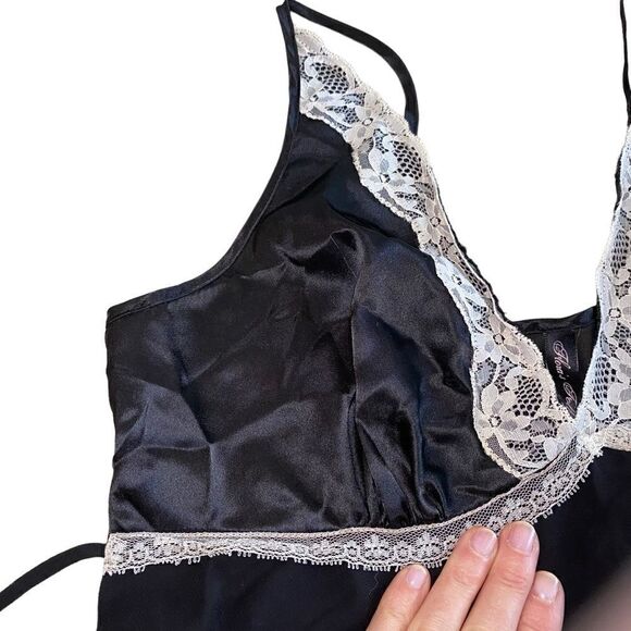 EUC Flora’s Follies Black Nightie with Lace - Picture 3 of 9